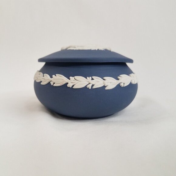 Wedgwood Jasperware Portland Blue Oval Trinket Box 4x3x2" Greek Mythology - Picture 13 of 16